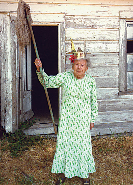 OLD LADY WITH CROWN CARD - A. Dodson's
